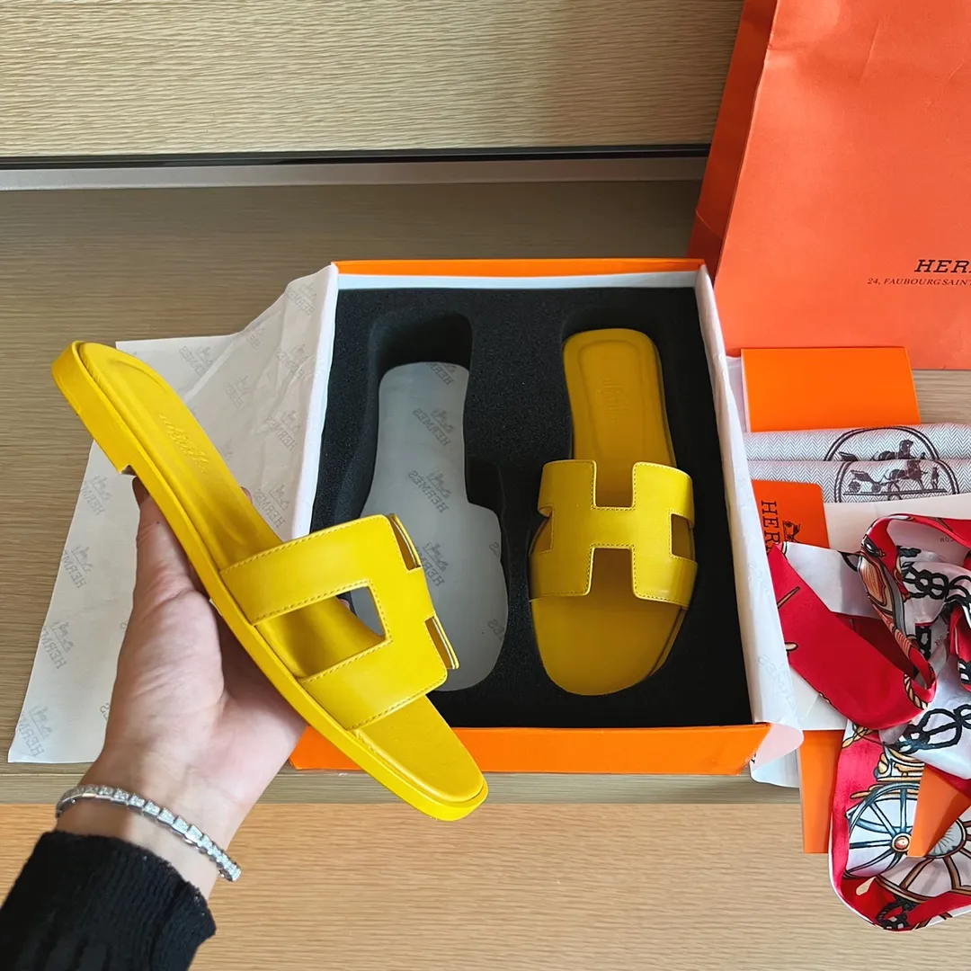 👟👟Ex-factory price 480👟👟Hermès) The packaging has been upgraded, and the layout and workmanship materials have been upgraded. Hermes®🔴Handmade Shoes👟👟 👟👟 Product Hermes Slippers🐎 —————————— The 2023 early spring new model is the same as the original version, purely handmade by masters! ❥High-end customization, exclusive products, industry❥Using: Hermers upper: Italian imported cowhide + original custom-grade Australian sheepskin feet + genuine leather outsole (pursuing walking comfort) 👟👟 ~~〰〰〰〰❥ Packaging: ✔🚦Pay attention to the exclusive packaging 〰Original quality on sale━━━━Hermes━━━━━ size: 35-40 (34.41.42 custom-made, non-refundable)